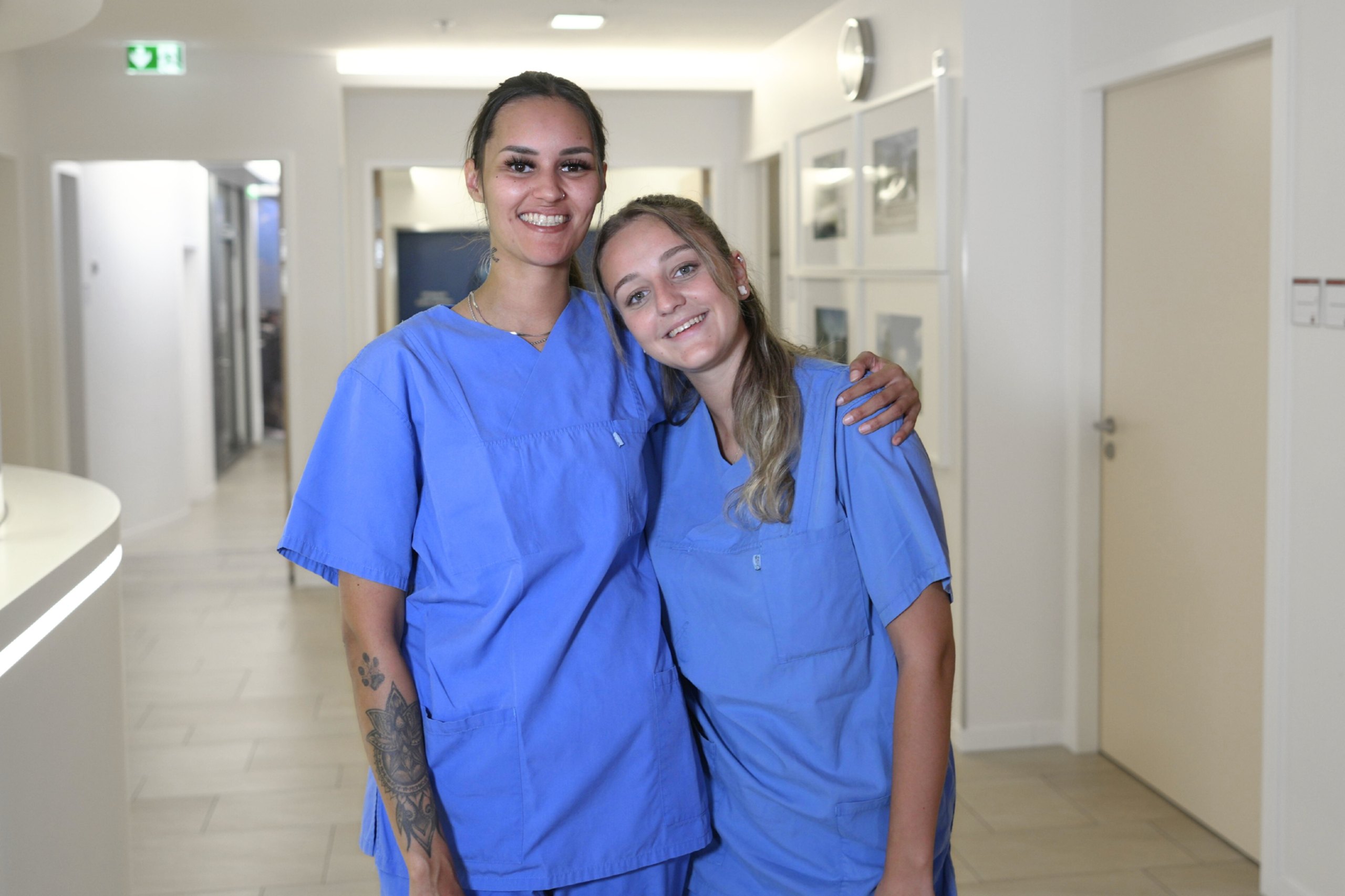 Kolleginnen in den Praxisfluren der IATROS Klinik München