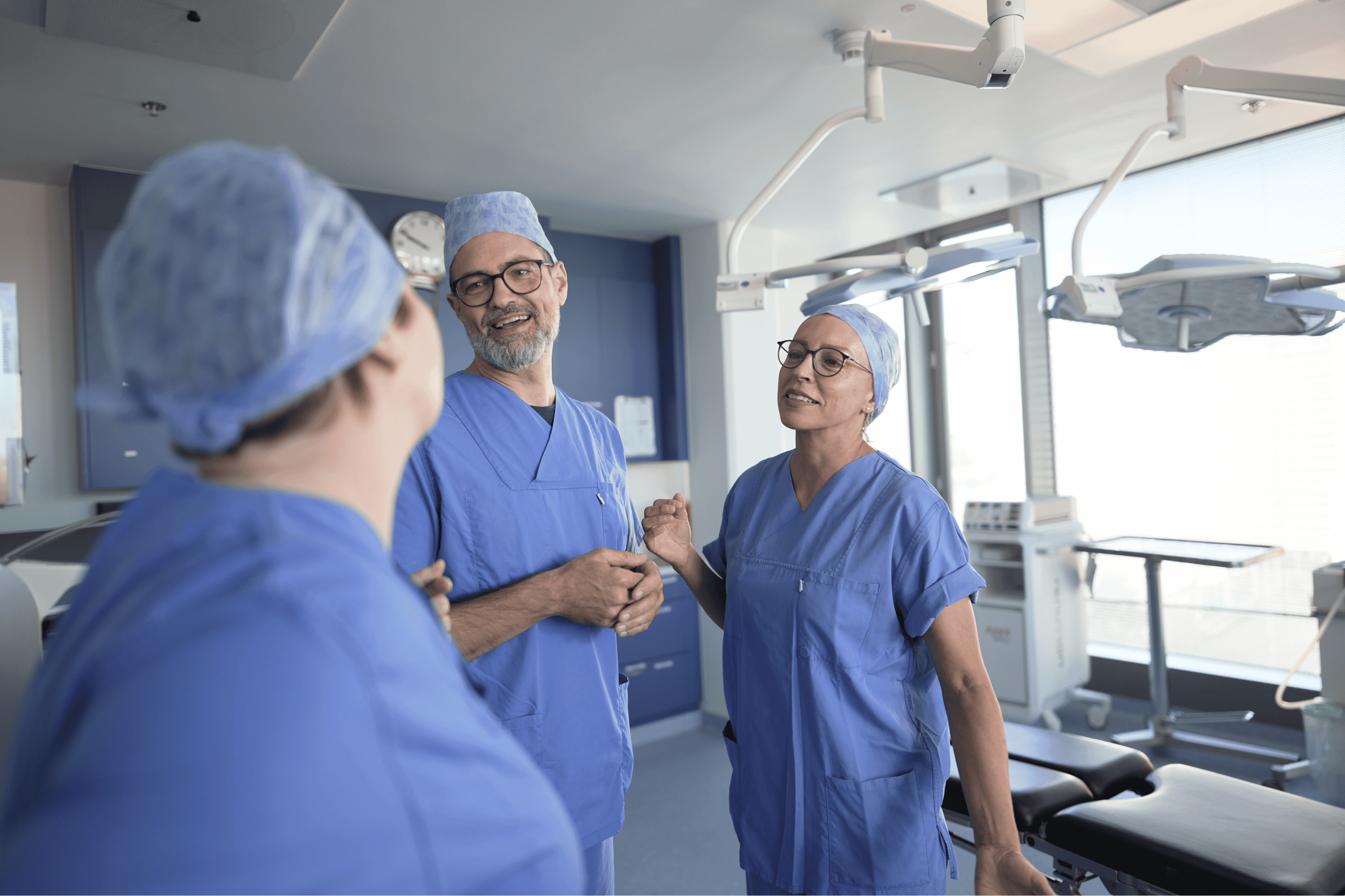 Kolleg:innen im fachlichen Austausch — IATROS Klinik München